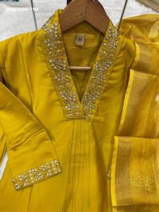 Ensemble Kurti-Pant et Dupatta en Soie Romaine de Qualité Supérieure, Tendance, avec Broderies, Paillettes et Travaux Manuels – Fabricant de Mode Féminine - Product Image 6