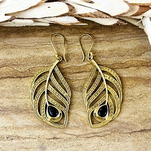 Boucles d'oreilles pendantes bohèmes à plumes très demandées, en laiton tribal, plaqué or 18 carats, motif paon, pour femmes, vente en gros/OEM/ODM - Product Image 1