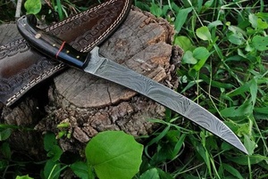 Couteau à filet en acier Damas fait main A&M Enterprises avec manche en bois foncé, poignée incurvée, étui en cuir gaufré, couteaux de chasse - Product Image 2