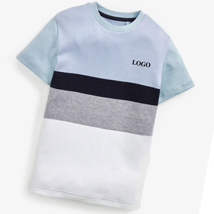 เสื้อยืดแขนสั้นลายทางสำหรับเด็กผู้ชาย คอกลม ลำลอง โลโก้ถักที่หน้าอกซ้าย สีฟ้าอ่อน สีขาว สีเทา สีดำ - Product Image 4