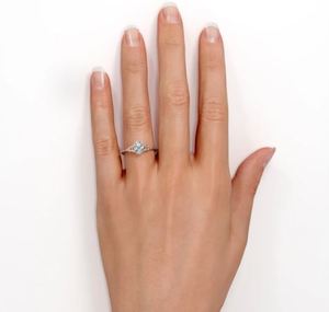 Anillo de compromiso y aniversario de lujo de plata de ley 925 con moissanita de corte ovalado inspirada en la naturaleza de 1.10 quilates y detalles milgrain en oro. - Product Image 4