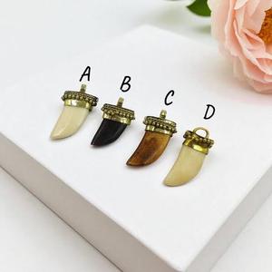 Conjunto de Colgantes Vintage con Forma de Cuerno, Chapado en Oro Antiguo, Joyería Unisex con Forma de Animal, Regalo, Pequeño Colgante Hecho a Mano con Resina - Product Image 1