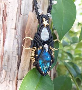 Pendentif Hécate en macramé doré vintage fait main, avec sertissage clos en labradorite, pierre de lune et quartz, bijoux de sorcière et païens pour fiançailles - Product Image 4