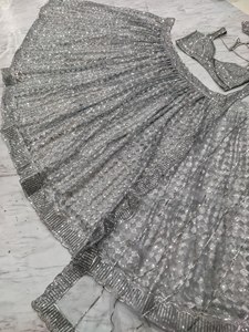 Ensemble de luxe XL gris lourd avec sequins brodés, comprenant un Lehenga Choli et un Dupatta, coupe droite, longueur ras du sol, idéal pour mariages, Diwali et soirées. - Product Image 6