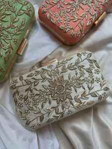 Pochette de soirée brodée de créateur à prix abordable – Élégante pochette pour femme pour mariage, fête et occasions spéciales - Product Image 5