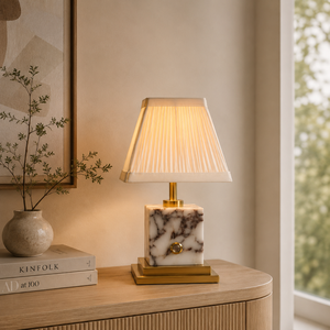Lampe décorative élégante conçue pour sublimer les tables de chevet, les consoles et les aménagements de salons haut de gamme - Product Image 1