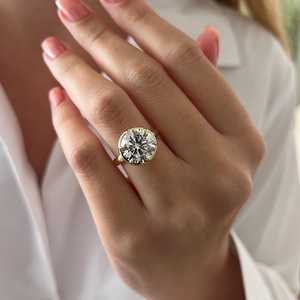 Bague de fiançailles en or jaune 14 carats de style géorgien, sertie de diamants de laboratoire ronds de 5 carats, style vintage, certifiée IGI - Product Image 3