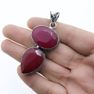 Pendentif goutte d'eau en rubis fait main dans un serti en argent plaqué - Product Image 5