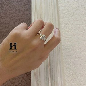 แหวนหมั้นเพชรโมอิสซาไนต์ทรงรี 3 เม็ด ประดับเพชรรอบด้าน ทองคำขาว 14K แหวนเพชรแล็บโกรว์ทรงสามเหลี่ยม - Product Image 4