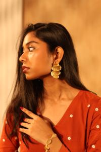 Boucles d'oreilles pendantes de luxe en forme de pétale doré, fabriquées à la main pour femmes, bijoux légers et élégants, laiton plaqué or, cadeau en argent sterling - Product Image 4