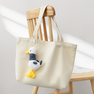 Sac fourre-tout en polyester avec breloque canard, imprimé personnalisé, design tissé écologique, résistant à l'eau, poignées durables, fournisseur OEM - Product Image 1