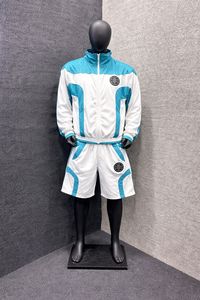 Conjunto de 2 Piezas de Ropa Urbana Otoñal para Hombre, Chaqueta Cortavientos y Pantalones Cortos 100% Poliéster, con Capucha, Secado Rápido, Diseño Ligero y Resistente al Viento, con Pedrería - Product Image 4