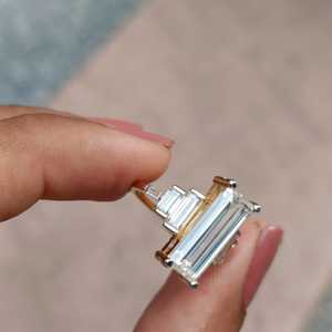 Anillo de Promesa de Tres Piedras con Moissanita de 2CT, Corte Baguette, Plata 925 Original, Estilo Moderno, Brillante, Regalo de Joyería para Enamorados - Product Image 5