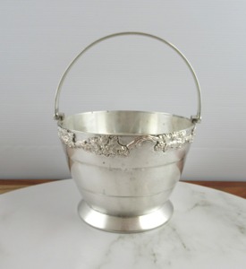 Cubo de Hielo Plateado Tradicional con Borde Floral Decorativo, Ideal para Bares Clásicos, Entretenimiento y Exhibición, Hecho en India - Product Image 1