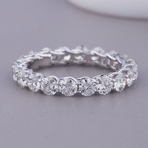 Bague de mariage éternelle entièrement sertie de diamants de laboratoire ronds certifiés IGI, sertissage à griffes en U, en or 9 carats - Product Image 1