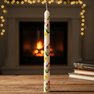 เทียนทรงเรียวสไตล์ช่างฝีมือ ตกแต่งด้วยดอกทิวลิปหลากสีและดอกไม้สีเหลืองพร้อมก้านสีเขียวที่วาดด้วยมืออย่างประณีต - Product Image 1