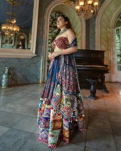 Lehenga Choli en soie bleu marine de créateur avec dupatta imprimé |   Chaniya Choli traditionnel du Gujarat pour femmes, tenue de fête - Product Image 2