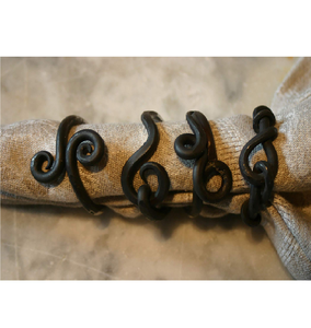 Anneaux de serviette en métal de luxe, design feuille, en fil métallique orné de pierres, best-seller - Product Image 6