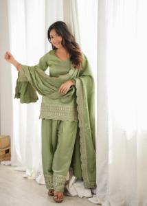 Traje Salwar Verde Satinado Bordado con Cuello en V, Manga Larga, Corte Holgado, Uso Diario Informal, Cintura Elástica, Tejido Transpirable - Product Image 1