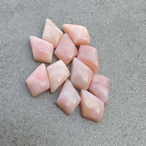 โอปอลสีชมพูธรรมชาติทรงว่าวแบบคาโบชอง หลังแบน ปรับขนาดได้ ขายส่งพลอยหลวม มีทุกขนาด - Product Image 3