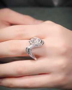 แหวนเพชรทรงรีเพาะเลี้ยงในห้องปฏิบัติการ ดีไซน์โค้งประดับเพชรทรงบาแกตต์ด้านข้าง แหวนสัญญาทันสมัย ทองคำขาว 14K เครื่องประดับชั้นดีสำหรับวันเกิด - Product Image 1