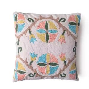 Housse de coussin carrée décorative en coton brodé floral style bohème, lavable, design fait main – Grande Vente - Product Image 1