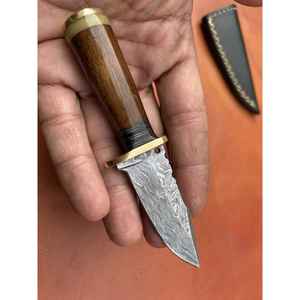 มีดสกินเนอร์เหล็กดามัสกัสทำมือ ด้ามจับตามหลักสรีรศาสตร์ เหมาะสำหรับตั้งแคมป์กลางแจ้ง พร้อมปลอกหนังทนทาน - Product Image 1