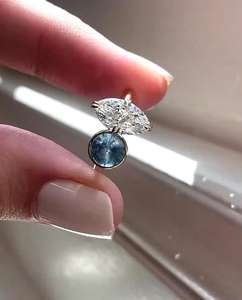 แหวนเพชรทรงมาร์คีส์ 1.51 กะรัต และเพชรทรงกลมสีน้ำเงิน 1.01 กะรัต แบบ Toi Moi สำหรับผู้หญิง ทองคำแท้ 10K ของขวัญสุดพิเศษสำหรับเธอ - Product Image 2