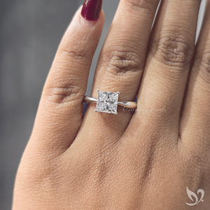 Anillo de compromiso audaz de oro blanco de 10 quilates con diamante solitario de 2 quilates, talla princesa, cultivado en laboratorio, con engaste de tallo pellizcado. - Product Image 4