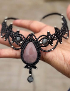 Collier artisanal en macramé avec pierre de quartz rose, cordon noir, pierre précieuse en forme de larme, bijoux bohèmes, cristal de guérison - Product Image 2