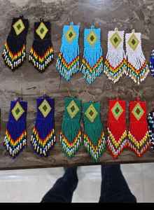 Boucles d'oreilles élégantes en perles de verre pour femmes, avec un design artisanal coloré, légères et au style raffiné pour les soirées. - Product Image 6