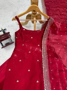 Venta caliente exclusiva en la calidad superior Georgette floreciente pesada con traje de Salwar de trabajo de secuencia de bordado - Product Image 2
