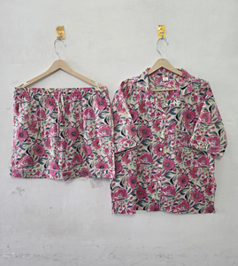 Ensemble de pyjama d'été élégant en coton rose à motifs floraux, chemise boutonnée et short confortable, respirant et à séchage rapide, vêtements de détente et de nuit - Product Image 1