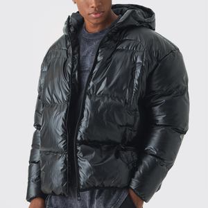 Chaqueta acolchada con capucha para hombre, color negro brillante, corte holgado, con cierre de cremallera, para invierno. - Product Image 1