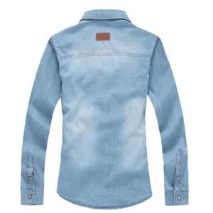 Chemise en jean décontractée à manches longues pour homme, style western, avec poches poitrine, boutons-pression et coupe décontractée, à porter par-dessus un t-shirt blanc - Product Image 3