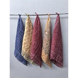 Pañuelo bandana de algodón hecho a mano en India, estampado a mano con motivos florales bohemios, cuadrado, ligero, ideal para el verano, para mujer. - Product Image 1