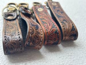 Llavero de Cuero Genuino Rectangular con Grabado a Mano Estilo Vintage Conifer y Clip de Latón Antiguo - Product Image 2