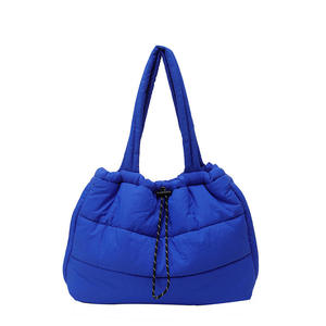 Bolsa de Mano Acolchada Azul Personalizable, con Cierre de Cremallera, Aislada, de Lona Ecológica, Impermeable, con Cadenas, para Uso Diario en Todas las Estaciones - Product Image 1