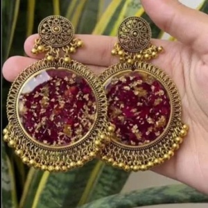 Boucles d'oreilles bohème chic en résine et rotin, accessoires uniques faits à la main avec des motifs chatoyants et vibrants - Product Image 3