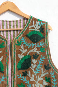 Chaleco vintage de terciopelo Suzani con bordado artesanal, estilo bohemio chic, chaleco para mujer, chaqueta Suzani, regalo para ella. - Product Image 4