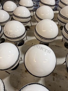 Ballons de cricket Salstar Sport de qualité supérieure en cuir de première sélection, personnalisables, couleurs blanches, conception de logo, produits de qualité supérieure - Product Image 4