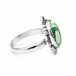 Bague en argent sterling 925 au design simple avec turquoise verte Mojave et bordure en filigrane vintage, vente en gros - Product Image 4