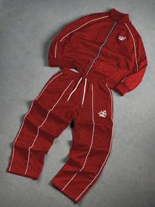 Conjunto Deportivo Rojo Unisex de Talla Grande con Adornos de Diamantes de Imitación, Logotipo Frontal Personalizable, Venta al Por Mayor - Product Image 2