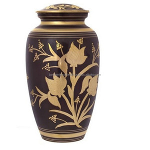 Urnas de cremación de latón clásicas y de alta calidad con diseño de flores Color dorado y negro acabado para cenizas humanas - Product Image 1