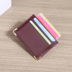 Tarjetero Delgado de Cuero PU, Diseño Minimalista para Tarjetas de Crédito, 4 Pulgadas, Color Borgoña con Esquinas Doradas - Product Image 1