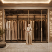 Dressing sur mesure avec cadre en aluminium couleur or champagne, porte vitrée battante, hauteur pleine du sol au plafond, pour villa