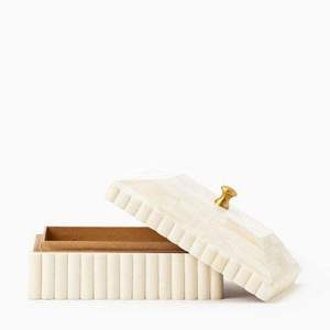 SOFIYA CRAFT Caja de Joyería Moderna Rectangular Negra y Blanca con Cierre de Hebilla y Diseño Grabado - Product Image 2
