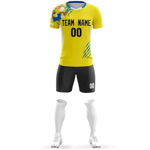 Ensemble de maillots de football personnalisés jaune et noir, col en V, manches courtes, impression sublimée, tissu respirant, coupe athlétique, adultes unisexe - Product Image 2