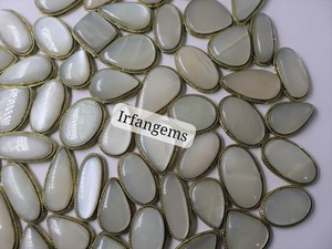 Colgante de Piedra Lunar Natural de Alta Calidad 100% con Ranuras, Hecho a Mano en Latón, Gema de Irfan de Rajastán, Unisex - Product Image 4