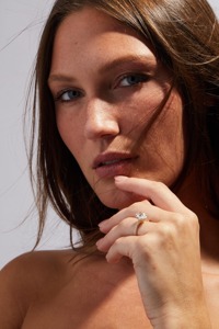 แหวนเพชรทรงรี 2.50 กะรัต สี E เพาะเลี้ยงในห้องปฏิบัติการ แบรนด์ Luxeshine Jewellery พร้อมใบรับรอง IGI หรูหรา ตัวเรือนทองคำขาว 14K ประดับเพชรแบบ Pave Band - Product Image 2